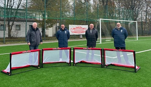 Karl-Heinz Meiwes, Vorsitzender der Glückaufstiftung, Marco Beyer, Trainer der 1. Frauenmannschaft, Mario Wittkowsky, stellv. Vorsitzender der Glückaufstiftung, Martin Temme, 1. Vors. Frauenabteilung RWA (von links nach rechts).