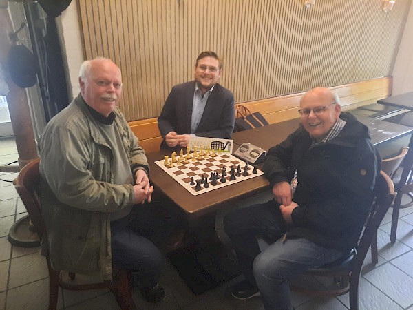 Karl-Heinz Meiwes (Glückaufstiftung) mit Alexander Volesky und Harald Dreesbach (Schachverein Ahlen 1954)
