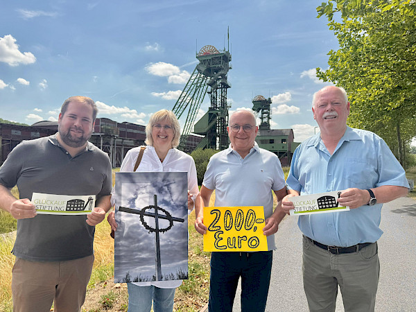 Symbolische Geldübergabe: Frederik Werning, Martina Jotzeit (Förderverein Ahlener Haldenkreuz), Mario Wittkowsky und Karl-Heinz Meiwes (v.l.)